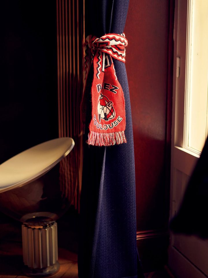 実業家のラムダン・トゥアミの自宅 応接室、スタッド・トゥールーザンのマフラー