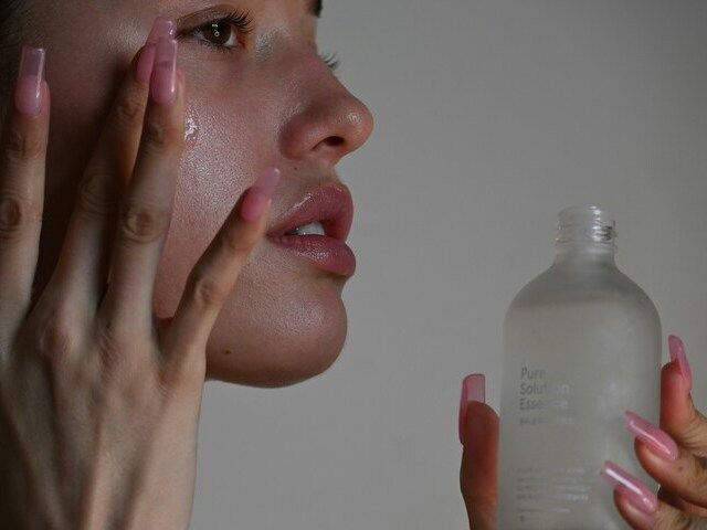 スキンケアする人