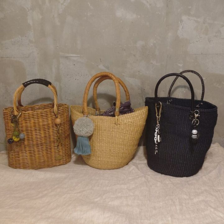 お気に入りのチャームとカゴバッグ
