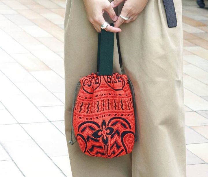 エスニックな赤は アクセ以上に効果的