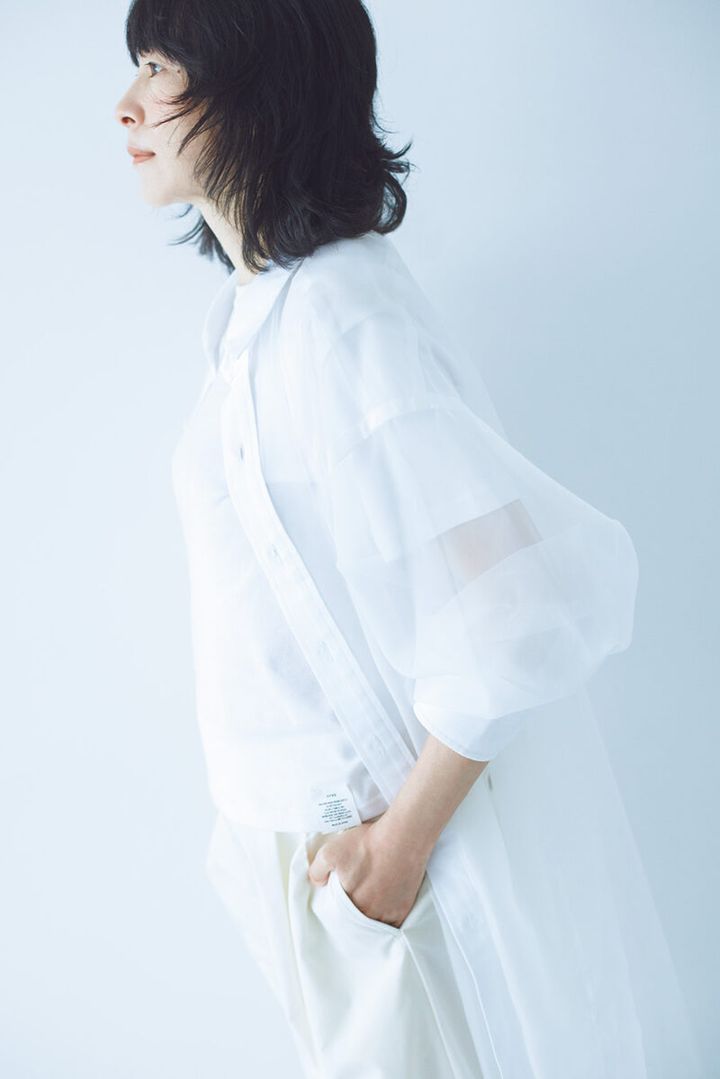 シャツ￥31,900、中に着たTシャツ￥16,500／ともにハイク（ボウルズ）、古着のチノパンツ￥12,000 ／ベランダ アオヤマ、シューズは西田さんの私物で「ジルサンダー」。 「かかとを踏んで、バブーシュみたいに履いたりもします」