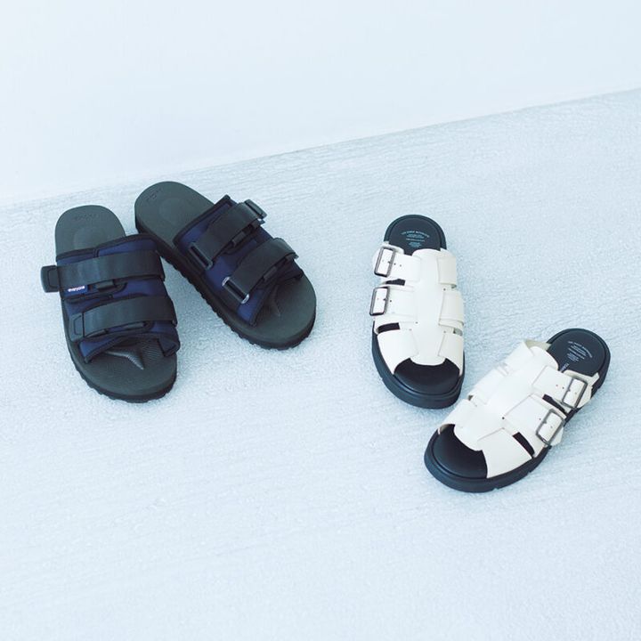 「最近はヒールのある靴を履かなくなり、毎日らくちんなサンダルです」。左は「エブリワン × スイコック」のコラボ。右はシューズデザイナー竹ヶ原敏之介さんの「ビューティフル・シューズ」。