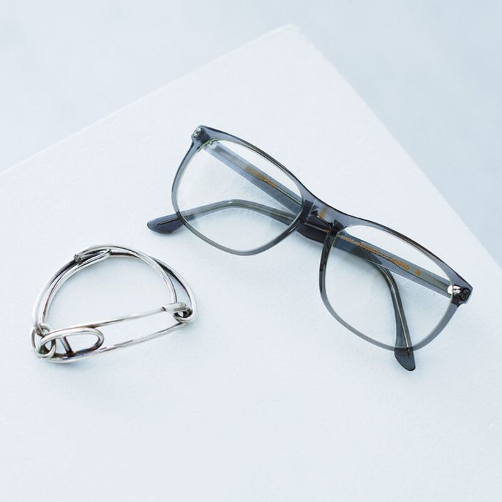 安全ピンを思わせるデザインがパンキッシュなシルバーブレスは「エルメス」。めがねは「セリマ オプティーク」でともに5年以上愛用。