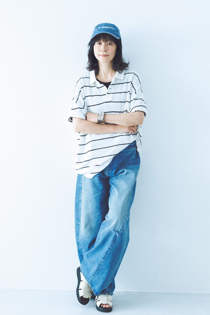 古着ポロシャツ￥13,200 ／ジャンティーク、デニムパンツ￥57 ,200 ／ハイク（ボウルズ）、バングル／スタイリスト私物、キャップとサンダルは西田さんの私物。