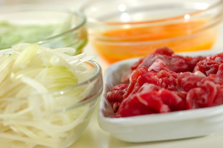 牛肉、卵、レタスの黒コショウ炒めの下準備1