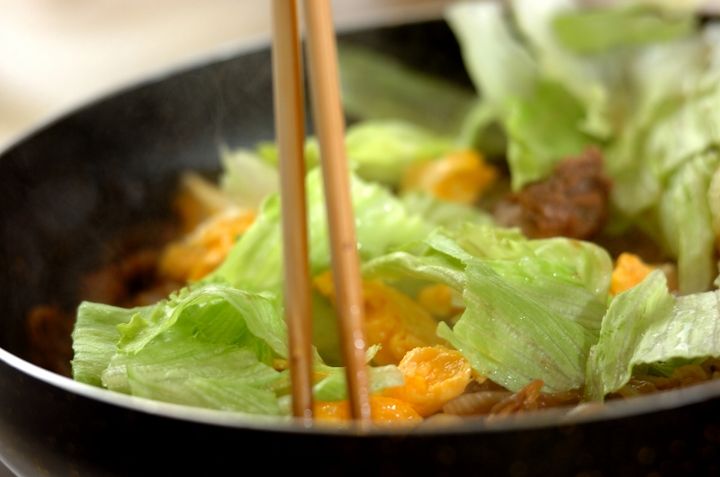 牛肉、卵、レタスの黒コショウ炒めの作り方3