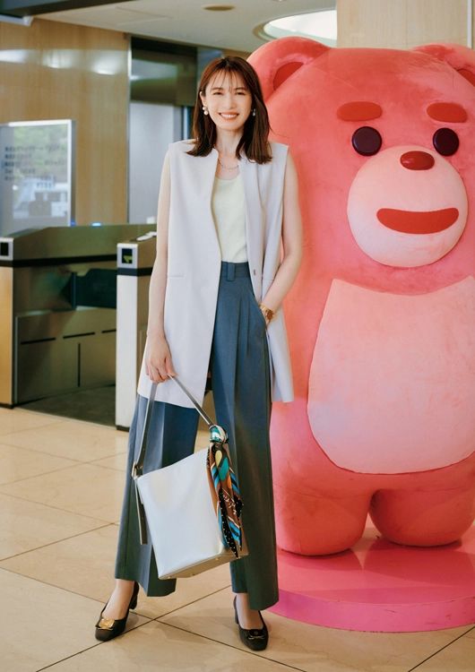 タックパンツ×ジレでつくるきれいめ通勤コーデ