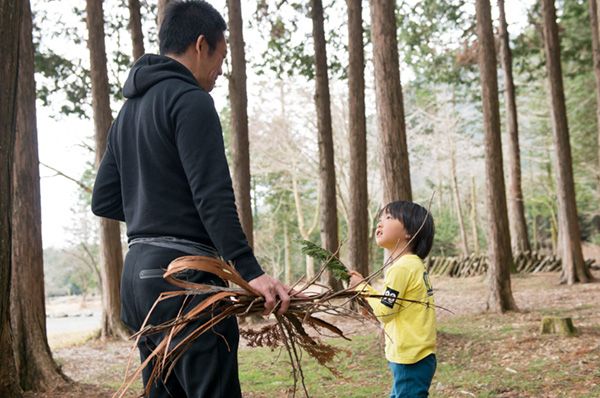 “座る場所がない”を解決！万博でも人気!?カバンにもなる折りたたみチェアがすごすぎる