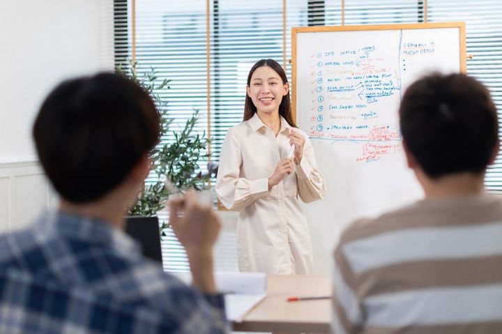 役員室でプレゼンテーションを行うビジネスウーマン