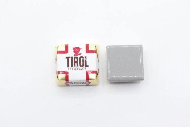 ダイソーのマグネットタイル（正方形）2