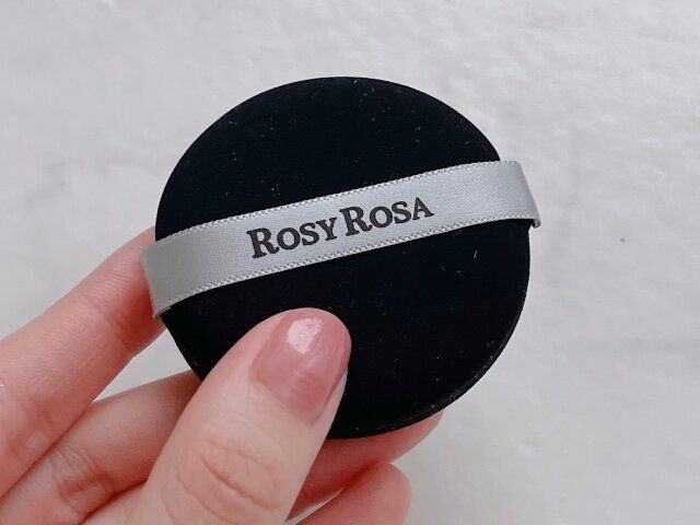 ロージーローザ マルチファンデパフ 1つ 手に持つ