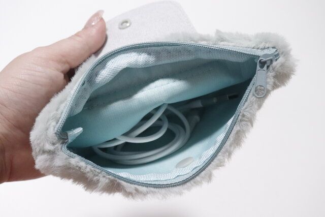 ダイソーのエコファーマチ付ポーチに充電グッズを入れる