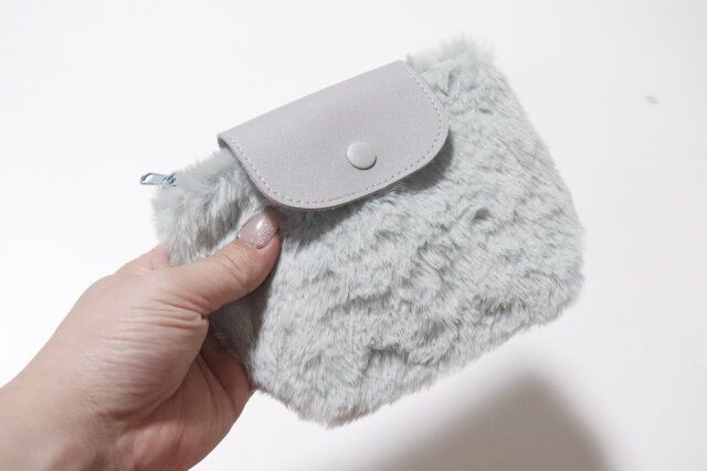 ダイソーの人工毛皮のエコファーマチ付ポーチ
