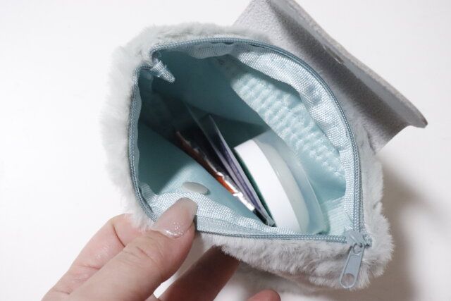 ダイソーのエコファーマチ付ポーチにボディケアグッズを入れる