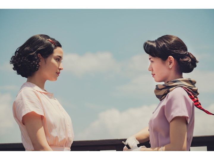 ノーベル文学賞受賞作家カズオ・イシグロの長編小説デビュー作を映画した『遠い山なみの光』、見る前に知ってほしい3つのことを解説しましょう。（画像出典：(C) 2025 A Pale View of Hills Film Partners）