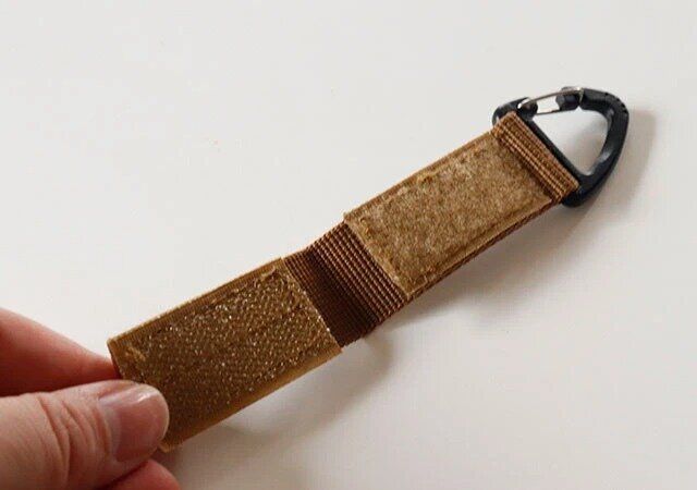 ダイソーのカラビナストラップ（三角カン面ファスナー）1