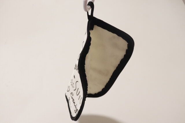 ダイソーの乾きが早い折りたたみ傘用収納袋（ロゴ）