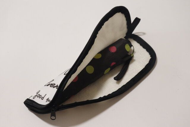 ダイソーの折りたたみ傘用収納袋（ロゴ）使用例