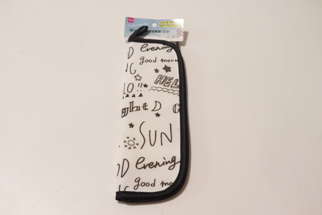 ダイソーの折りたたみ傘用収納袋（ロゴ）のパッケージ