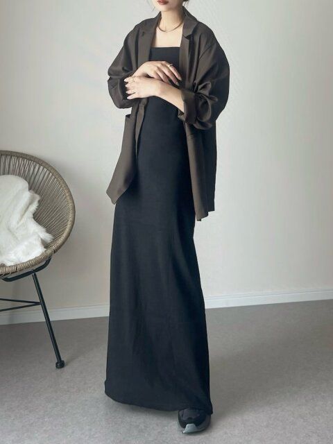 ブラウンジャケット×ブラックワンピースコーデ