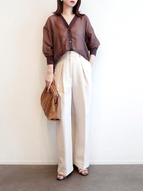 ブラウンシアーカーディガン×白きれいめワイドパンツコーデ
