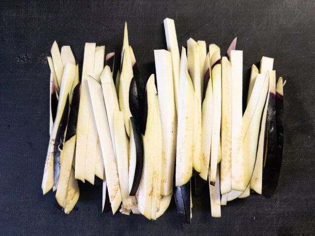 なすは、縦に7㎜の薄切りにして、7㎜の細切りにします。