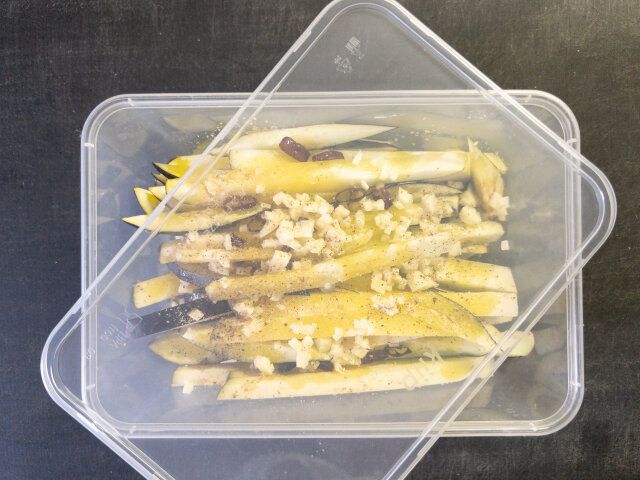 ②の上にフタをずらして乗せ、600wのレンジで4分加熱し、混ぜ合わせます。