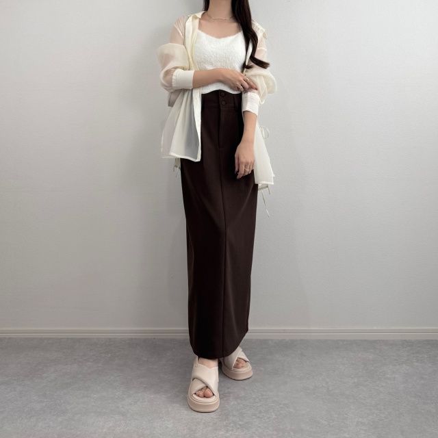 GUのオフホワイトの「ブラフィールクロップドフェザーキャミソール」