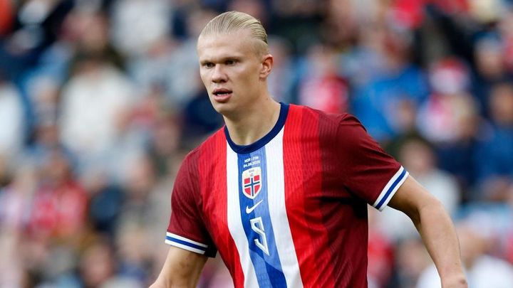 25歳の世界的スター選手、思わぬアクシデント…チームバスのドアに挟まれ、唇の下を3針縫う