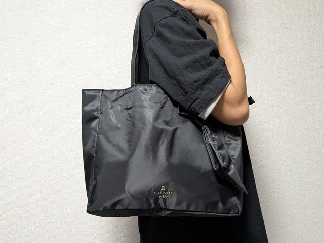 トートを肩掛けした着画。サイズ感がわかる