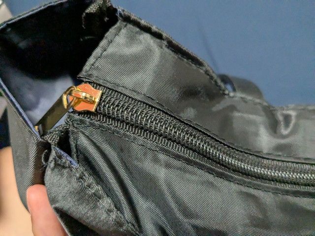 天ファスナー部分のクローズアップ