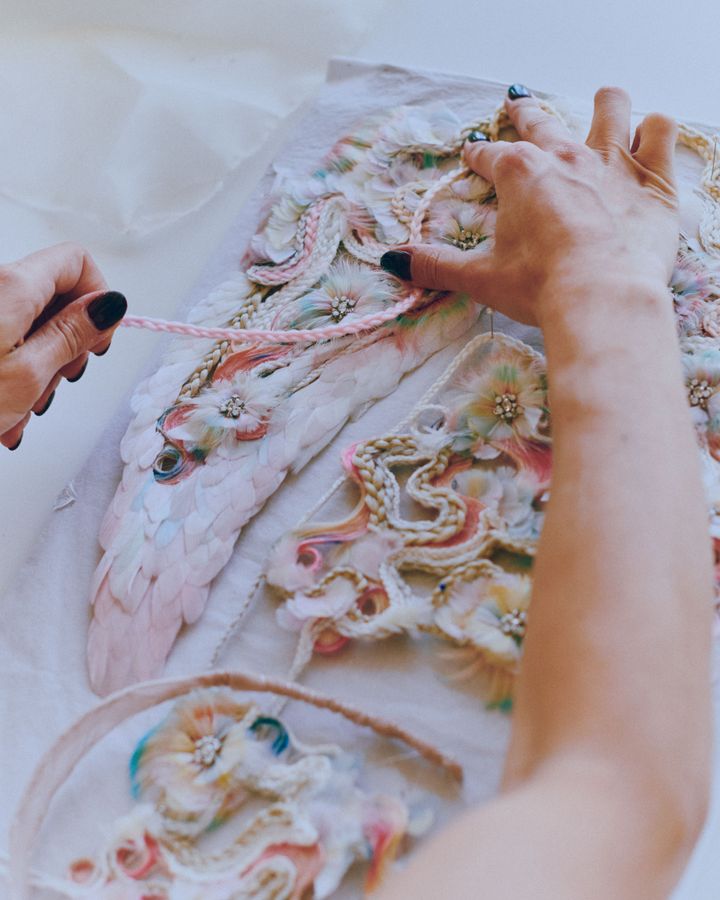 羽根や花の繊細な素材を扱うLEMARIEによる、KONOMAD作品の制作シーン。