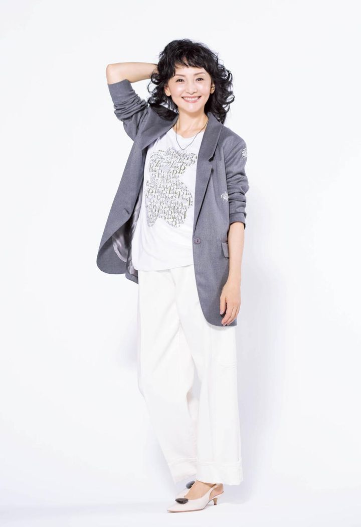 パンツ5万5000円／ナインティーン セブンティ（サン・フレール☎03-3265-0251） シューズ7万1500円／ネブローニ（ネブローニnebulonie.jp）イヤカフ［右耳］2万3100円、リング 7万9200円、バングル 10万5600円／以上ヒロタカ（ヒロタカ 表参道ヒルズ☎03-3478-1830）