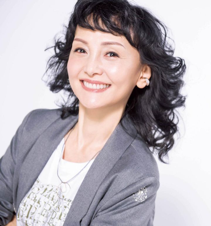 ジャケット14万3000円／リアルト クアラントット（サン・フレール☎03-3265-0251） Tシャツ1万9800円／ラクア（チェルキ☎03-6418-6779）ネックレス19万1400円、イヤカフ［左耳］5万9400円／以上ヒロタカ（ヒロタカ 表参道ヒルズ☎03-3478-1830）