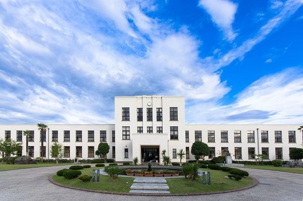 【滋賀県豊郷町】豊郷小学校旧校舎群を舞台に、高校生バンドを対象とした「とよさと軽音楽甲子園」開催