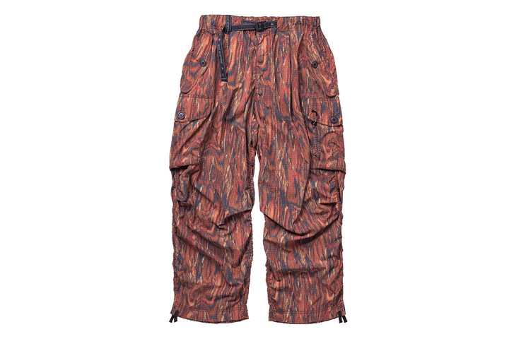 〈アンドワンダー〉のカーゴパンツ