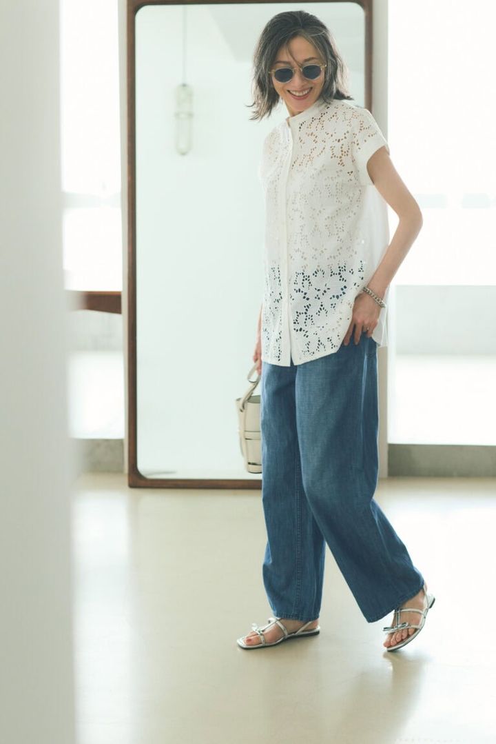 デニムパンツ¥17,600／ヘルシーデニム（ゲストリスト）、ブラウス¥8,789／ドゥクラッ セ、バッグ¥48,400／オルセット（オルサ）、サングラス¥50,600／アイヴァン（アイヴァン 東京ギャラリー）、イヤリング¥11,000、ブレスレット¥11,000／ともにアビステ、 サンダル¥8,990／プラステ、インナー／スタイリスト私物