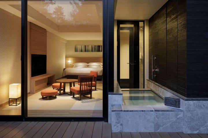 客室内温泉は、保温効果が高く、身体の芯から温まる“熱の湯”「塩沢温泉」