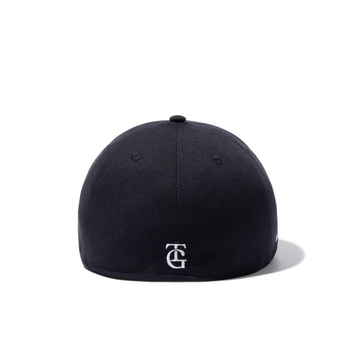 後方部には読売ジャイアンツのビジターキャップで使用される TG ロゴが刺繍にて表現される。