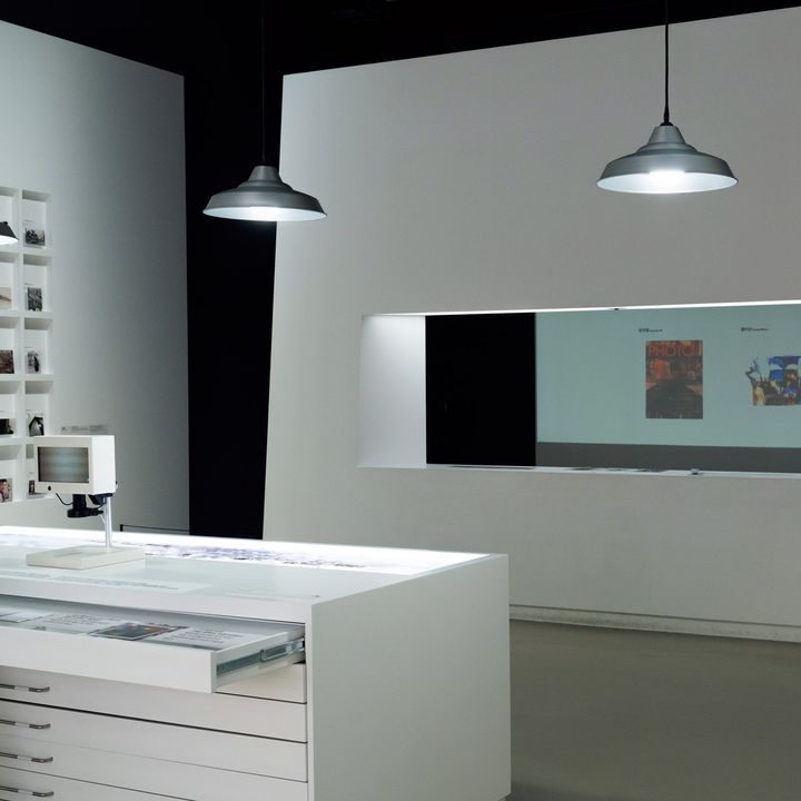 MEDIA HALLでは収集した写真の原本を高解像度デジタルイメージに変換し、復元保存。