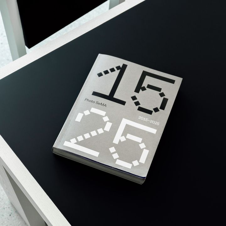開館記念書籍『Photo SeMA 2015−2025』。