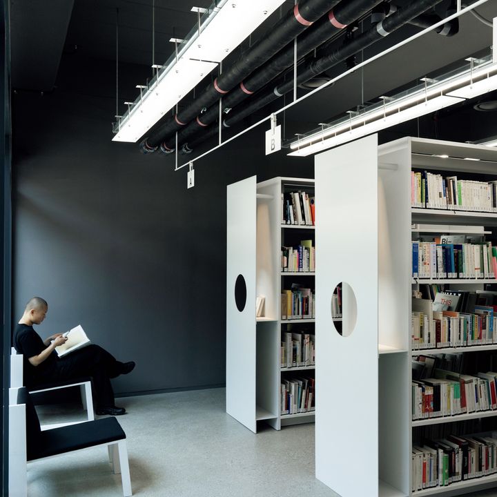 ライブラリーには貴重な学術専門誌も揃う。