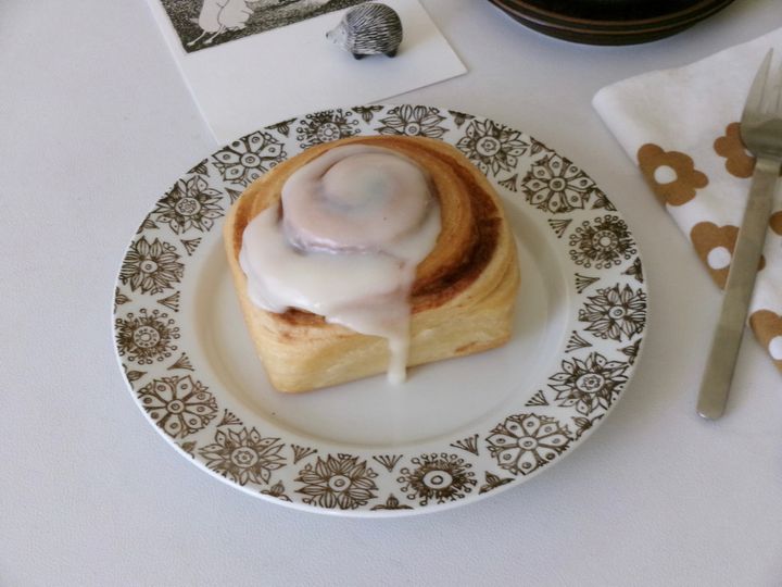 フィンランドの食卓ごっこ。《アラビア》のかわいい雑貨と《カルディ》のシナモンロール【sumire.のおいしいヨーロッパごっこ vol.2】