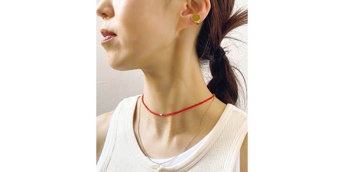 オールドガラスビーズのレッドラインネックレスとオフホワイトのトップスを合わせて夏らしい華やかさをプラスしました。