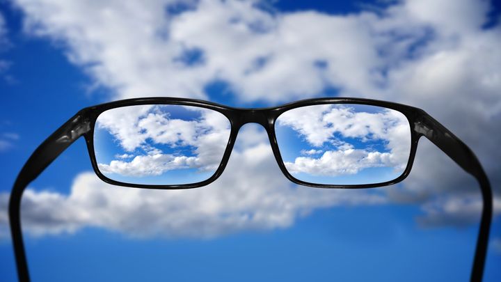 「電気で動くレンズ」――液晶レンズのしくみを解説