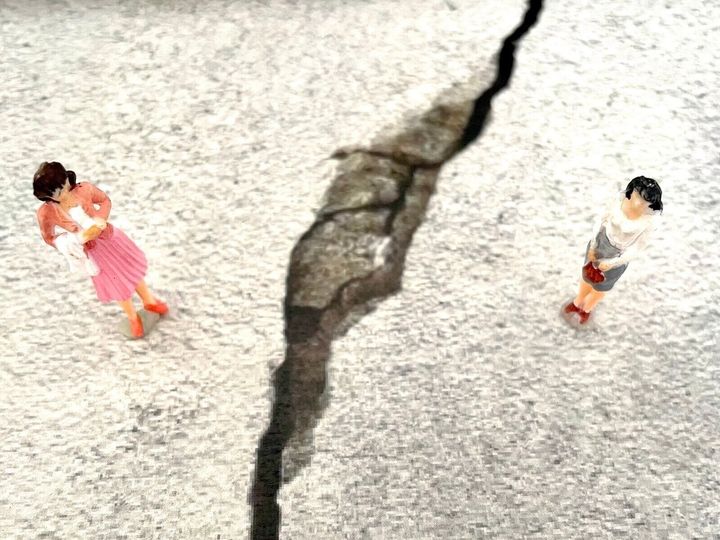 突然SNSアカウントを削除したり、人間関係を断ち切ったりする「リセット症候群」という言葉をよく聞く。リアルな人間関係は簡単にリセットすべきものではない。だが、中にはそうせざるを得ない状況に追い込まれてしまった人たちもいる。※サムネイル画像：PIXTA