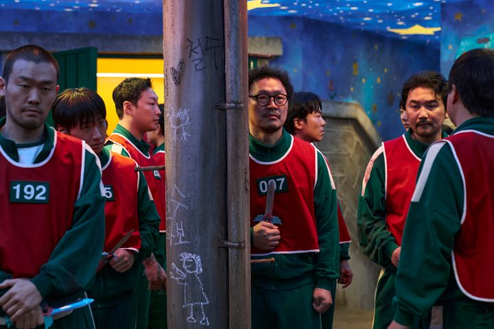 中央のメガネの男性がヨンシク Netflixシリーズ「イカゲーム」シーズン1～3：独占配信中