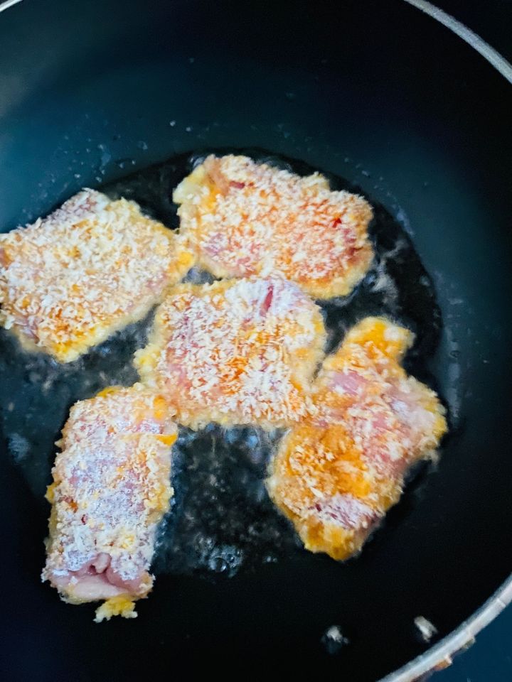 少ない油で揚げる！「チーズinミルフィーユカツ」の作り方