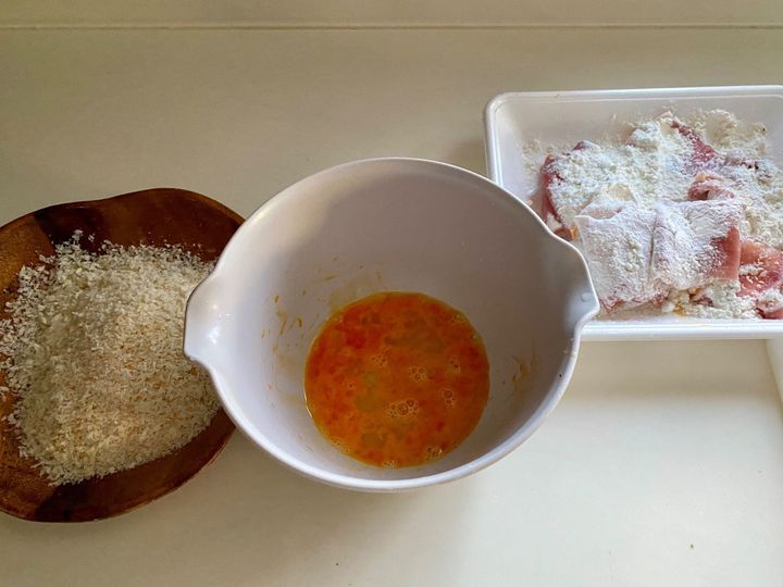 少ない油で揚げる！「チーズinミルフィーユカツ」の作り方