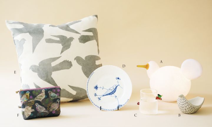A. 北欧の光で深まる夜を演出 ガラスデザイナーのオイバ・トイッカのBirdsをLEDモジュールランプにした一品。充電式のコードレス仕様で、タッチ式スイッチで調光も可能です。 リンナット シイリ［縦19×横×28×奥行16.5cm］¥86,900／マジス（マジス ジャパン） B. 鳥の優しい雰囲気を存在感のあるトレーに 曲線が美しく、ぬくもりのある鳥のトレー。そこにあるだけで優しい存在感を醸し出し、アクセサリーや鍵など、ちょっとしたものの保管場所にもぴったり。 バードトレイ（パターンA）¥16,500／バーズワーズ C. 職人の手で作られる愛らしい鳥が魅力的 枝の上に鳥がのった、つい集めたくなるユーモアたっぷりのグラス。飲み物を入れて楽しむだけでなく花器としても◎。ギフトにもおすすめです。 バーズウォーターグラス（グリーンバード）¥3,850／イッケンドルフ・ミラノ（ワイ・ヨット） D. 水辺の生き物たちをモチーフにしたテーブルウェア ロイヤル コペンハーゲンの世界観を革新的に表現する「ロイヤル クリーチャー」。デンマークでは渡り鳥として知られるムクドリが木の実をついばむ姿がキュート！ ロイヤル クリーチャー プレート スターリング［直径19cm］¥18,700／ロイヤル コペンハーゲン E. 飛び立つ鳥をアートに仕立てたクッション カーテンの向こうを飛び去っていく鳥の姿をイメージしたという図柄をクッションに。ナチュラルでありながら個性を感じられるアーティスティックなデザイン。 バーズシャドウ クッション グレー（45×45cm）中材込み¥7,920／トレファトレファ F. 鳥の愛らしい姿をそっとポーチに 野生の鳩たちの姿を愛らしいタッチで描いたテキスタイルのポーチ。シルク混生地の中綿入りで、ふわふわの手触りも心地いいアイテム。 ポーチ（野鳩）¥3,960／サクラヤマ（アッシュ・ペー・フランス）